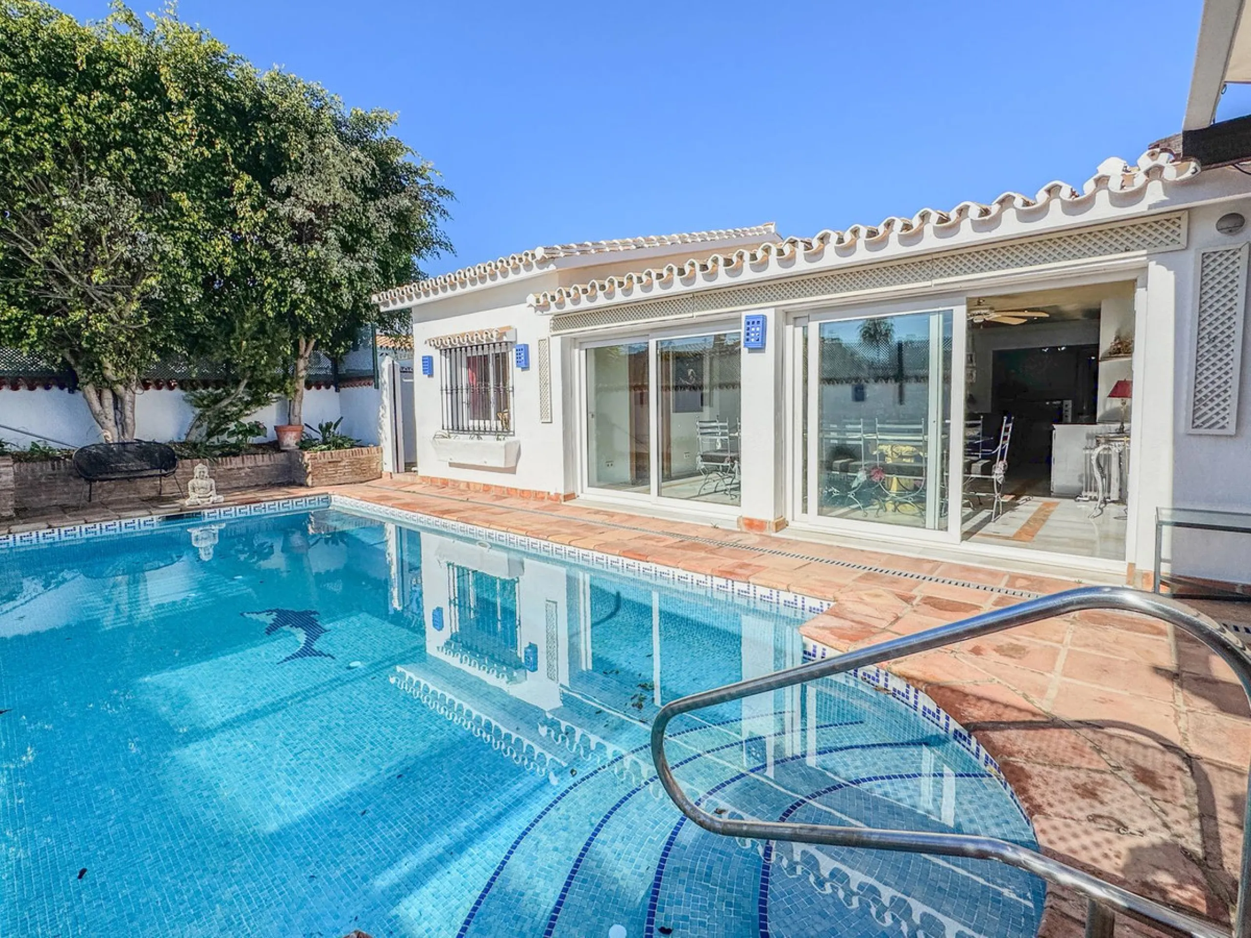 House - Detached Villa в продаже в Estepona, Málaga. В доме 4 спален и 4 ванных комнат. Площадь дома 194 м². Площадь участка 500 м²