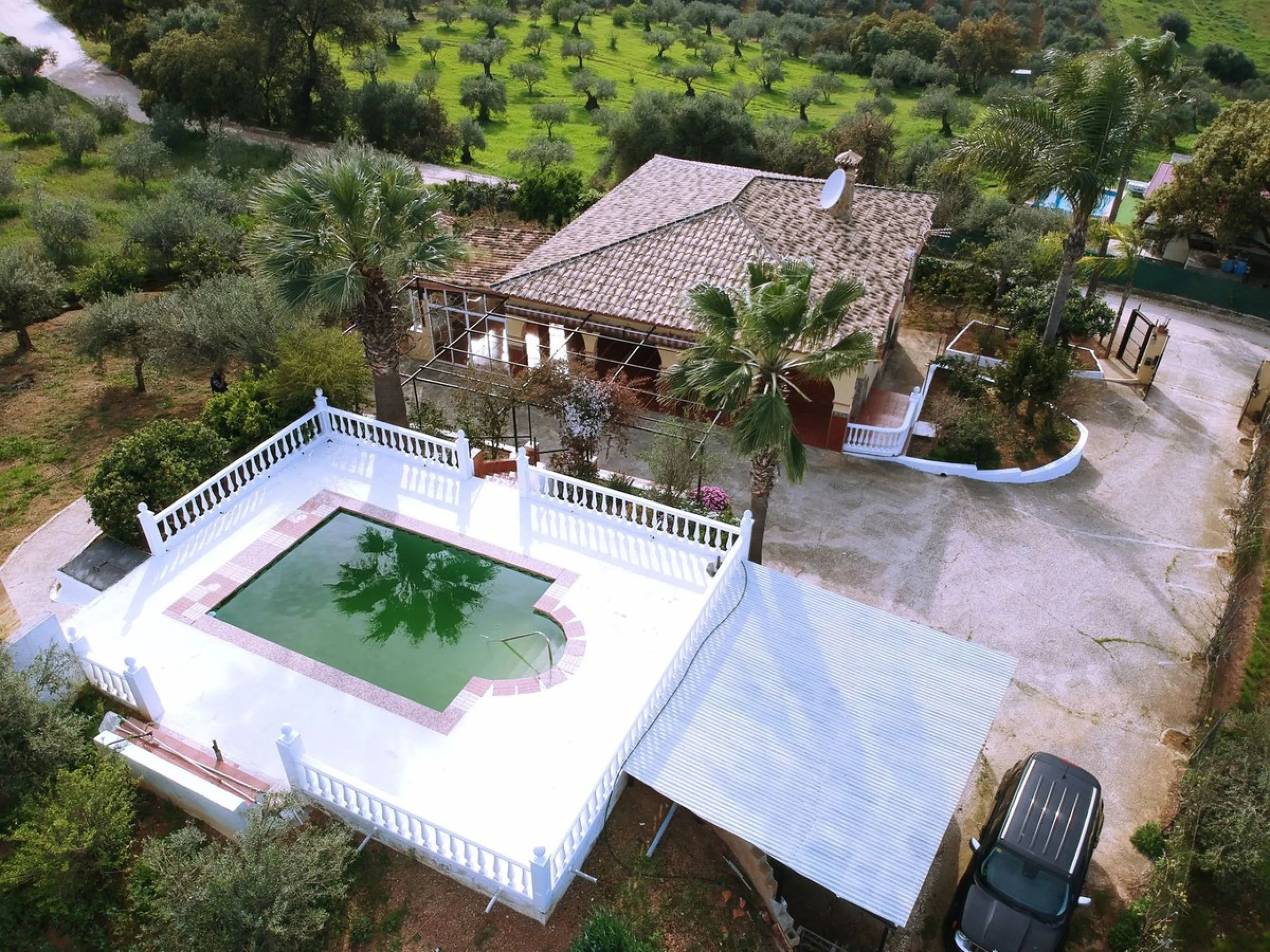 Set in the peaceful countryside on the outskirts of Coín, this charming 3-bedroom, 2-bathroom finca offers space, privacy, and beautiful open views across the surrounding mountains and cocuntryside.