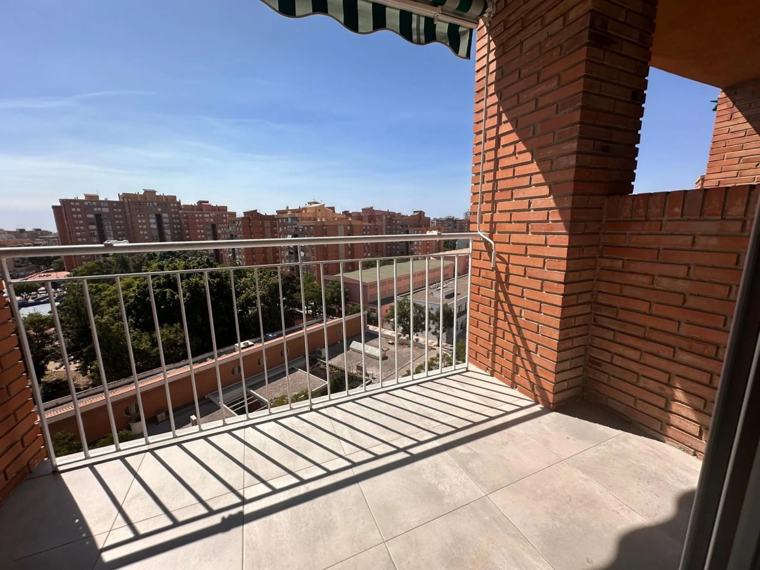 Discover your new home in the heart of Málaga! This spectacular 105 m² apartment in Torcal is the perfect option for those seeking comfort and style. With four spacious double bedrooms and two full bathrooms, this space has been completely renovated, offe