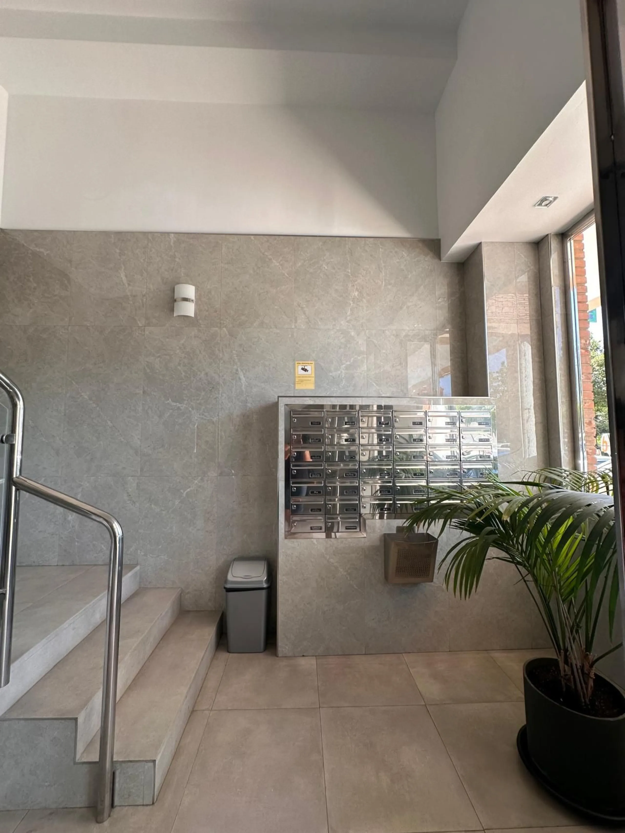 Discover your new home in the heart of Málaga! This spectacular 105 m² apartment in Torcal is the perfect option for those seeking comfort and style. With four spacious double bedrooms and two full bathrooms, this space has been completely renovated, offe