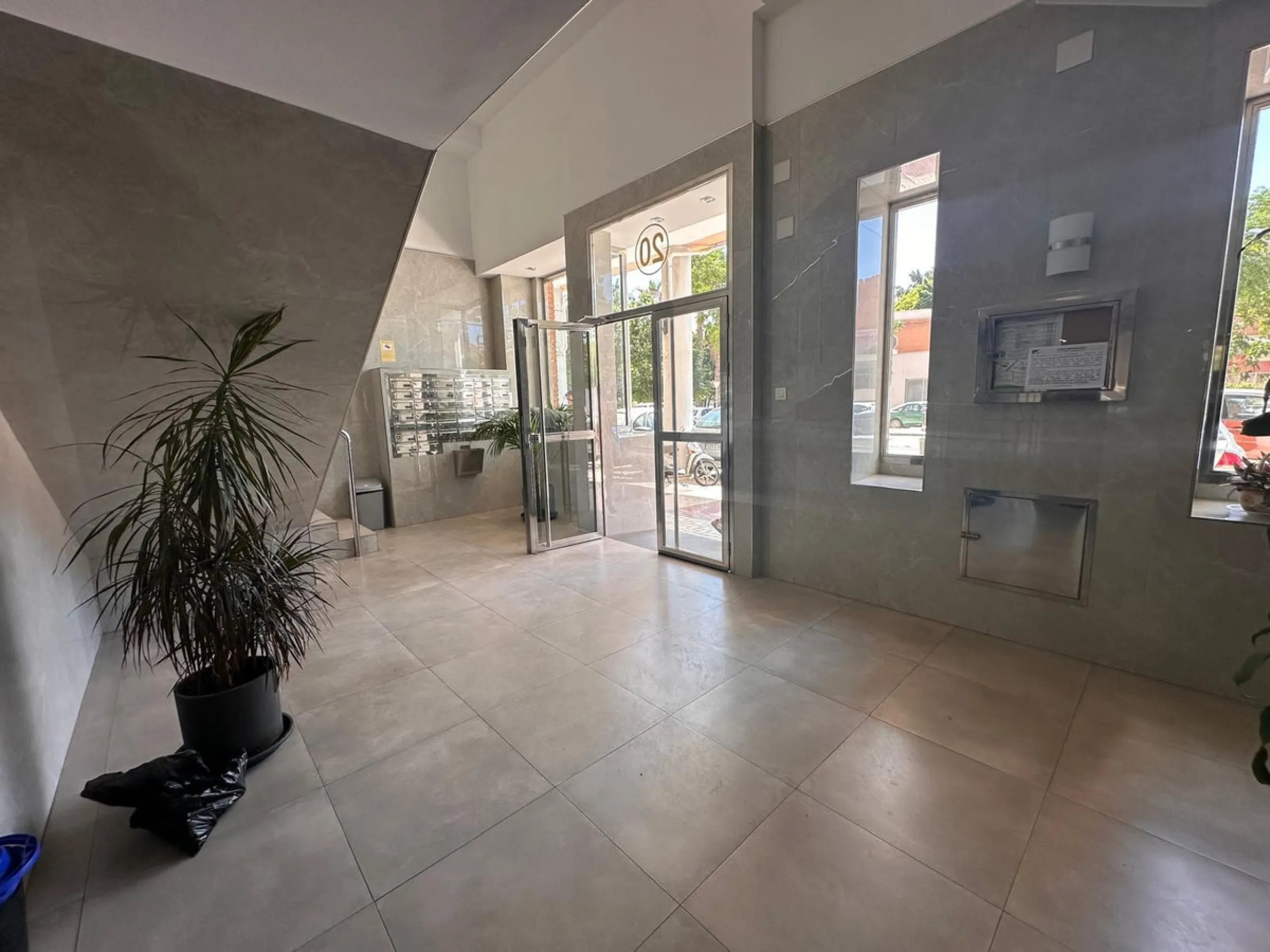 Discover your new home in the heart of Málaga! This spectacular 105 m² apartment in Torcal is the perfect option for those seeking comfort and style. With four spacious double bedrooms and two full bathrooms, this space has been completely renovated, offe