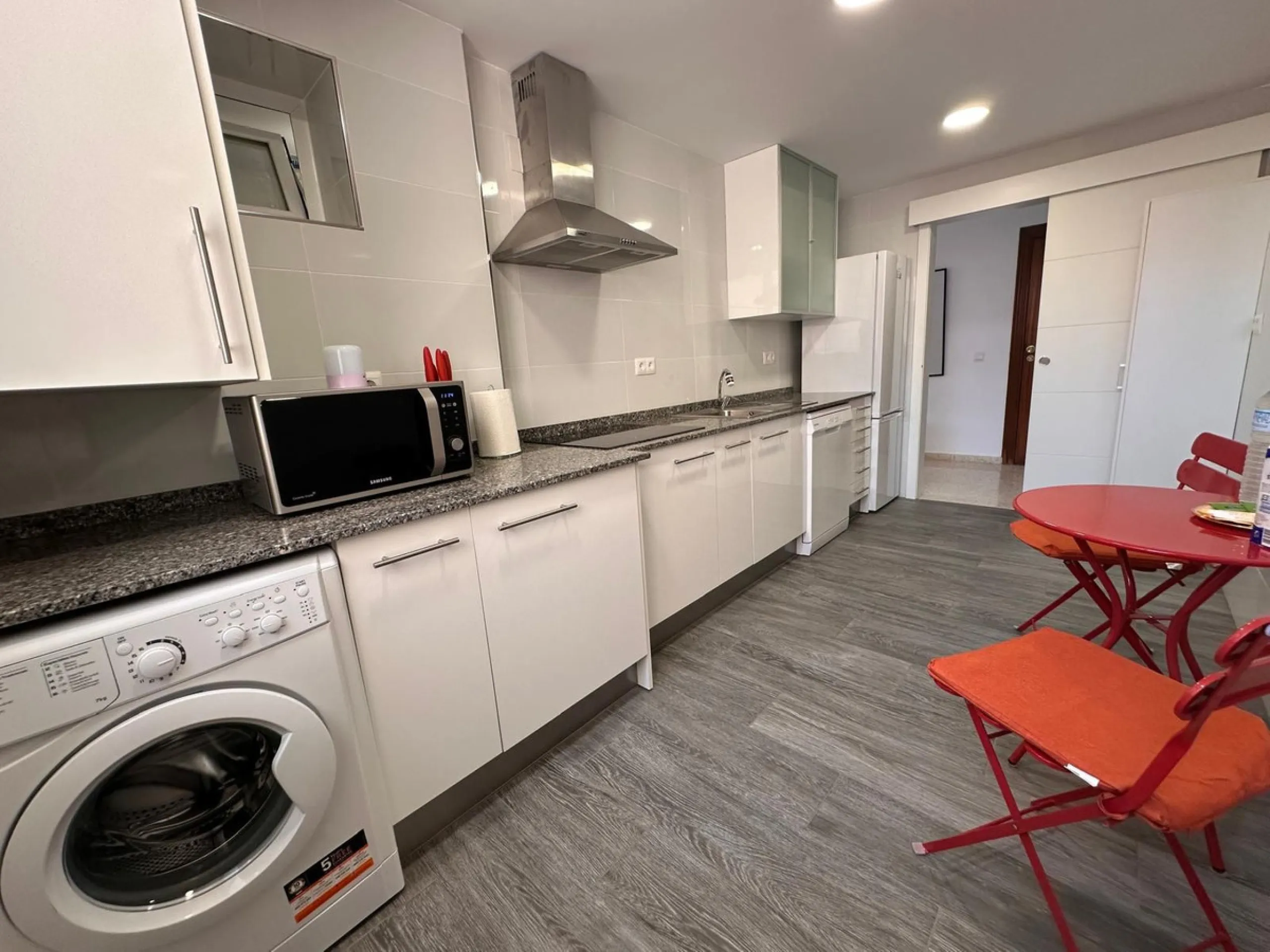 Discover your new home in the heart of Málaga! This spectacular 105 m² apartment in Torcal is the perfect option for those seeking comfort and style. With four spacious double bedrooms and two full bathrooms, this space has been completely renovated, offe
