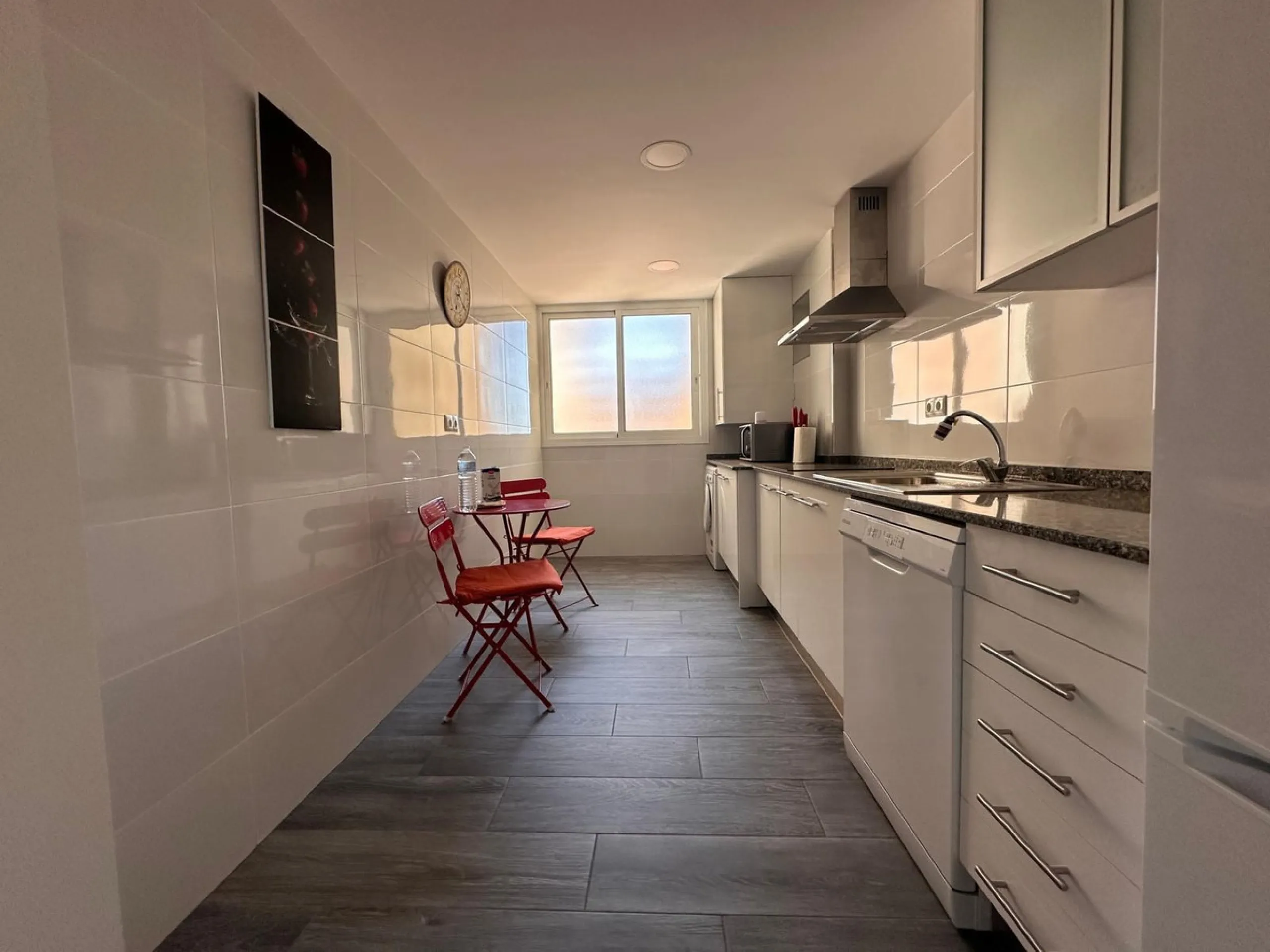 Discover your new home in the heart of Málaga! This spectacular 105 m² apartment in Torcal is the perfect option for those seeking comfort and style. With four spacious double bedrooms and two full bathrooms, this space has been completely renovated, offe