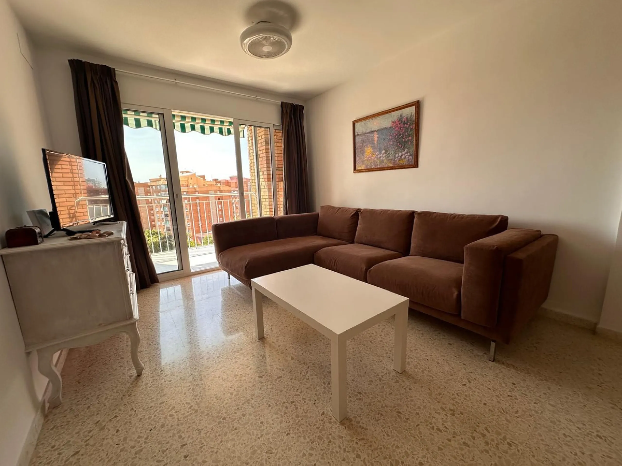 Discover your new home in the heart of Málaga! This spectacular 105 m² apartment in Torcal is the perfect option for those seeking comfort and style. With four spacious double bedrooms and two full bathrooms, this space has been completely renovated, offe