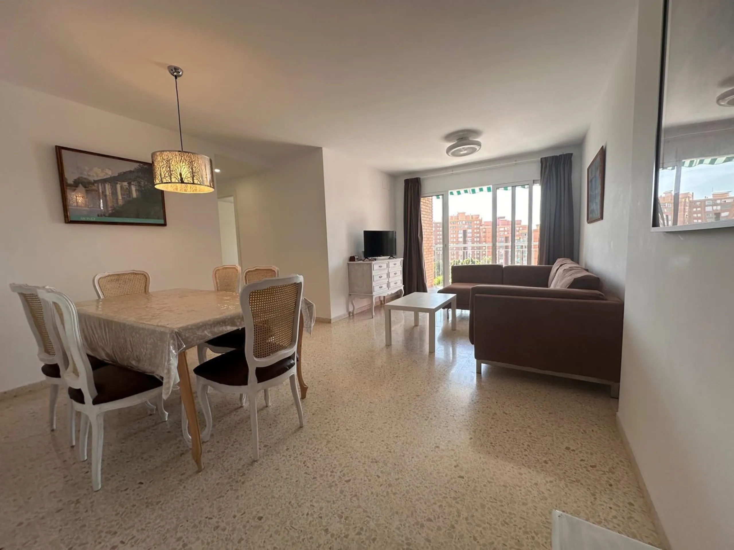 Discover your new home in the heart of Málaga! This spectacular 105 m² apartment in Torcal is the perfect option for those seeking comfort and style. With four spacious double bedrooms and two full bathrooms, this space has been completely renovated, offe