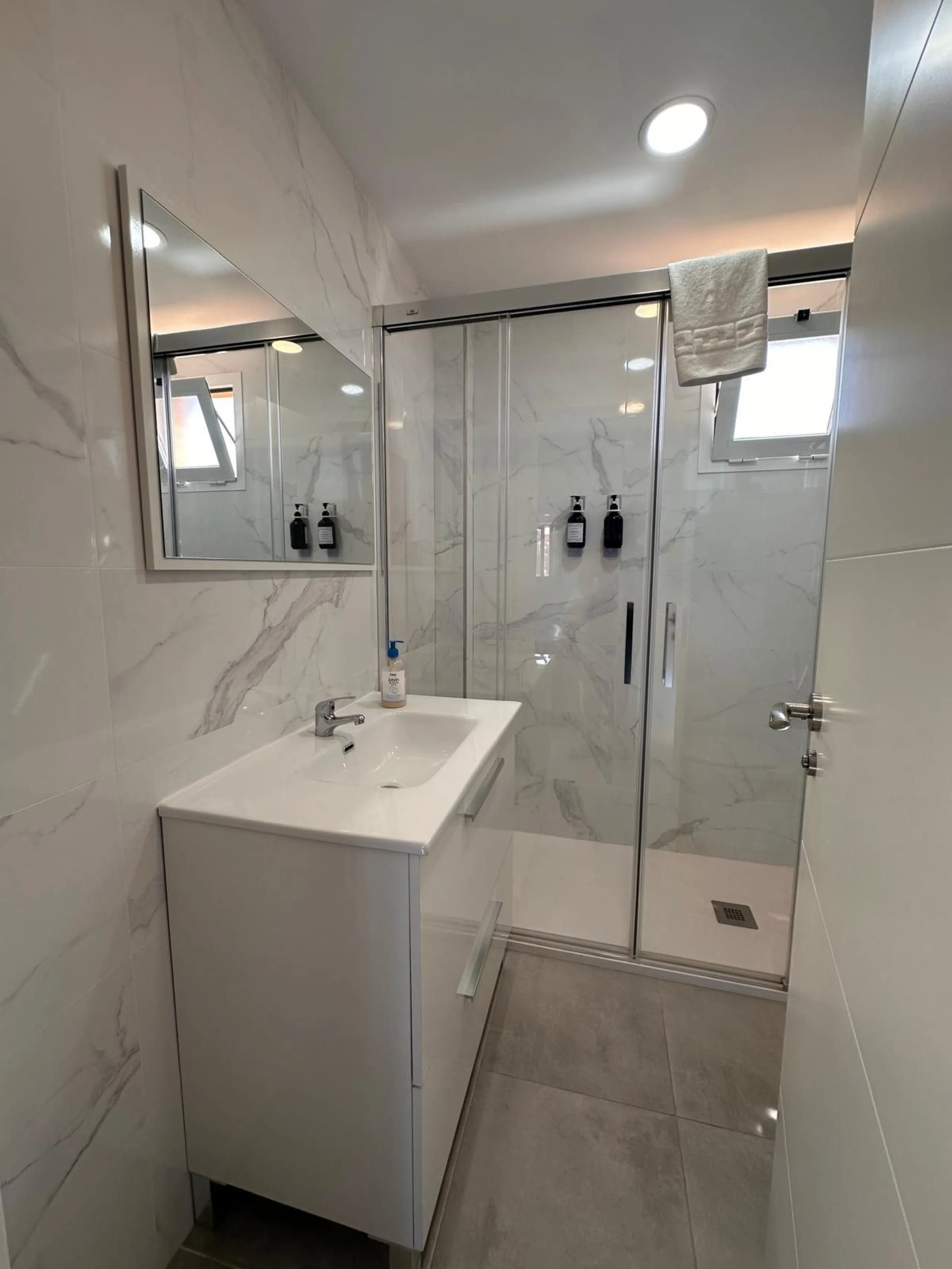 Discover your new home in the heart of Málaga! This spectacular 105 m² apartment in Torcal is the perfect option for those seeking comfort and style. With four spacious double bedrooms and two full bathrooms, this space has been completely renovated, offe