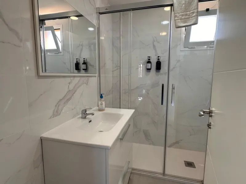 Discover your new home in the heart of Málaga! This spectacular 105 m² apartment in Torcal is the perfect option for those seeking comfort and style. With four spacious double bedrooms and two full bathrooms, this space has been completely renovated, offe