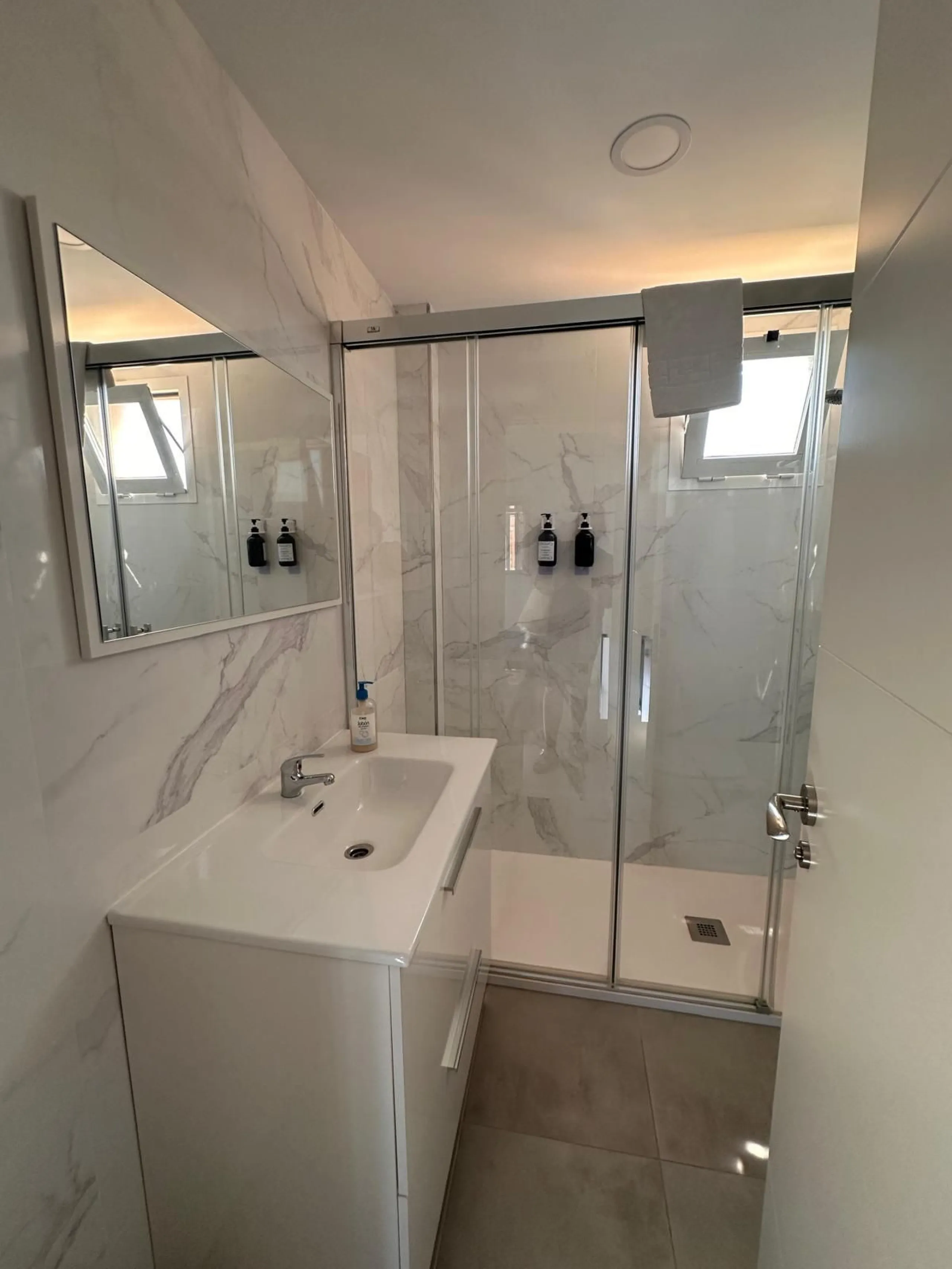 Discover your new home in the heart of Málaga! This spectacular 105 m² apartment in Torcal is the perfect option for those seeking comfort and style. With four spacious double bedrooms and two full bathrooms, this space has been completely renovated, offe