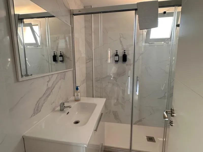 Discover your new home in the heart of Málaga! This spectacular 105 m² apartment in Torcal is the perfect option for those seeking comfort and style. With four spacious double bedrooms and two full bathrooms, this space has been completely renovated, offe