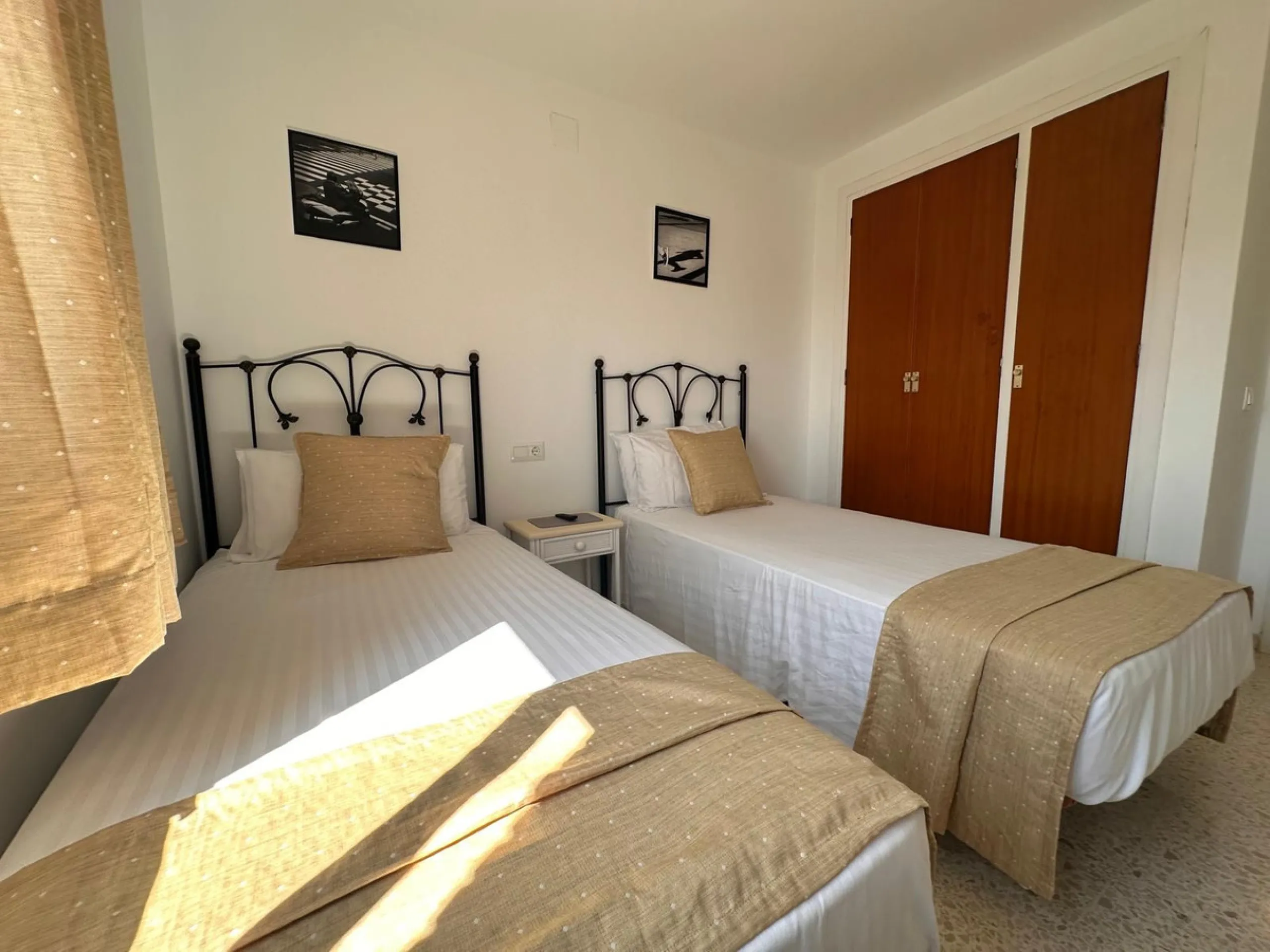 Discover your new home in the heart of Málaga! This spectacular 105 m² apartment in Torcal is the perfect option for those seeking comfort and style. With four spacious double bedrooms and two full bathrooms, this space has been completely renovated, offe