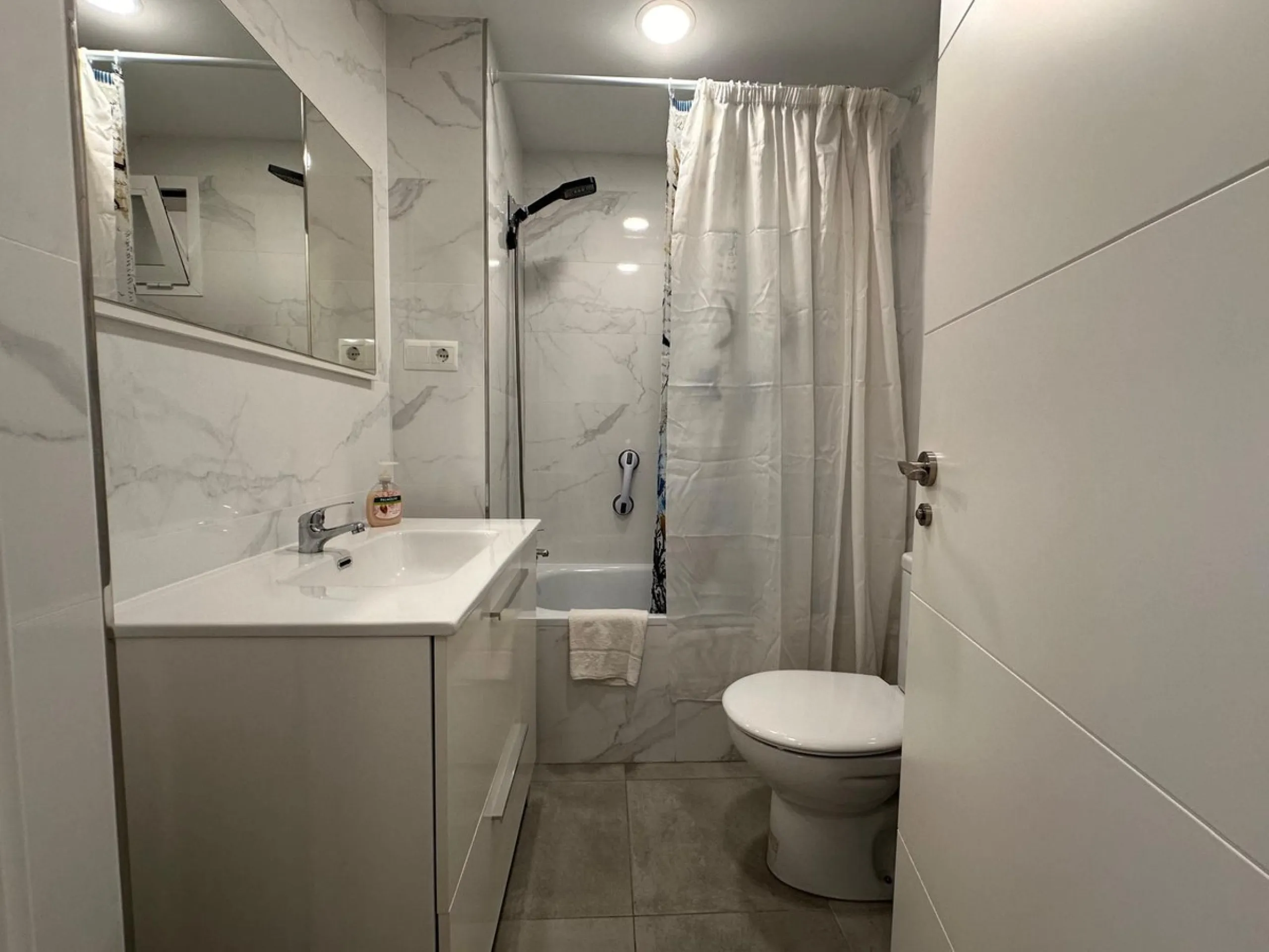 Discover your new home in the heart of Málaga! This spectacular 105 m² apartment in Torcal is the perfect option for those seeking comfort and style. With four spacious double bedrooms and two full bathrooms, this space has been completely renovated, offe