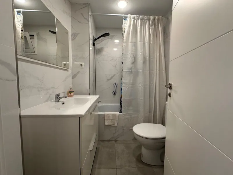 Discover your new home in the heart of Málaga! This spectacular 105 m² apartment in Torcal is the perfect option for those seeking comfort and style. With four spacious double bedrooms and two full bathrooms, this space has been completely renovated, offe