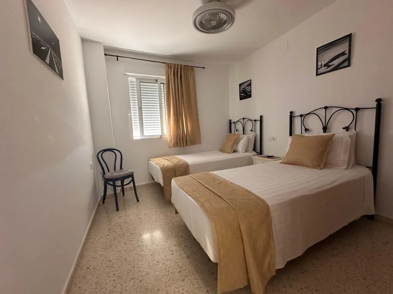 Discover your new home in the heart of Málaga! This spectacular 105 m² apartment in Torcal is the perfect option for those seeking comfort and style. With four spacious double bedrooms and two full bathrooms, this space has been completely renovated, offe