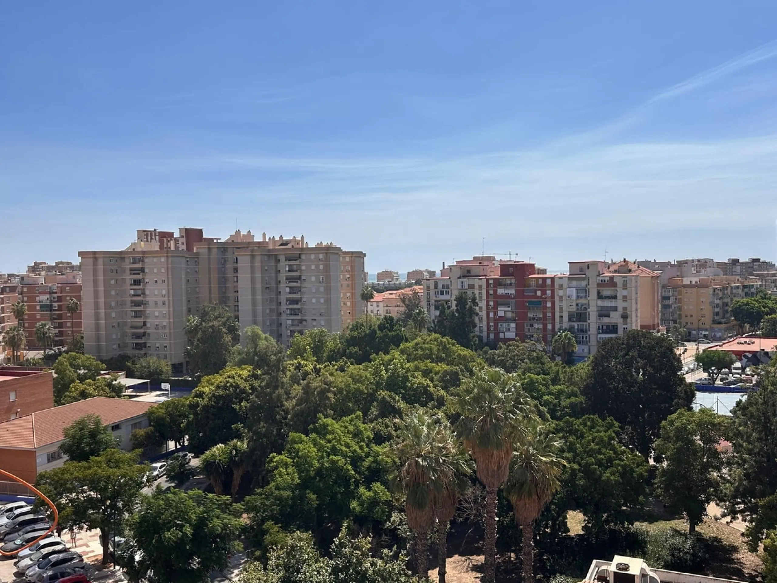 Discover your new home in the heart of Málaga! This spectacular 105 m² apartment in Torcal is the perfect option for those seeking comfort and style. With four spacious double bedrooms and two full bathrooms, this space has been completely renovated, offe