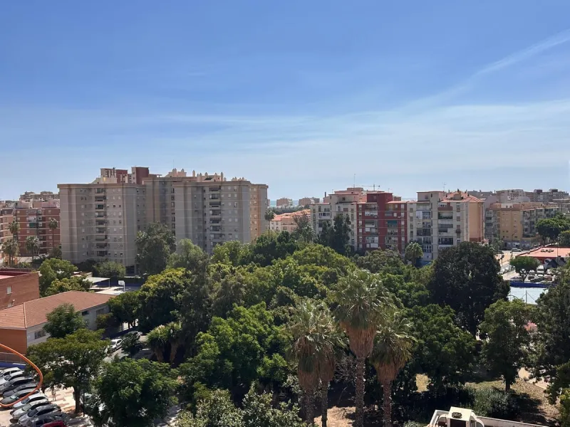 Discover your new home in the heart of Málaga! This spectacular 105 m² apartment in Torcal is the perfect option for those seeking comfort and style. With four spacious double bedrooms and two full bathrooms, this space has been completely renovated, offe