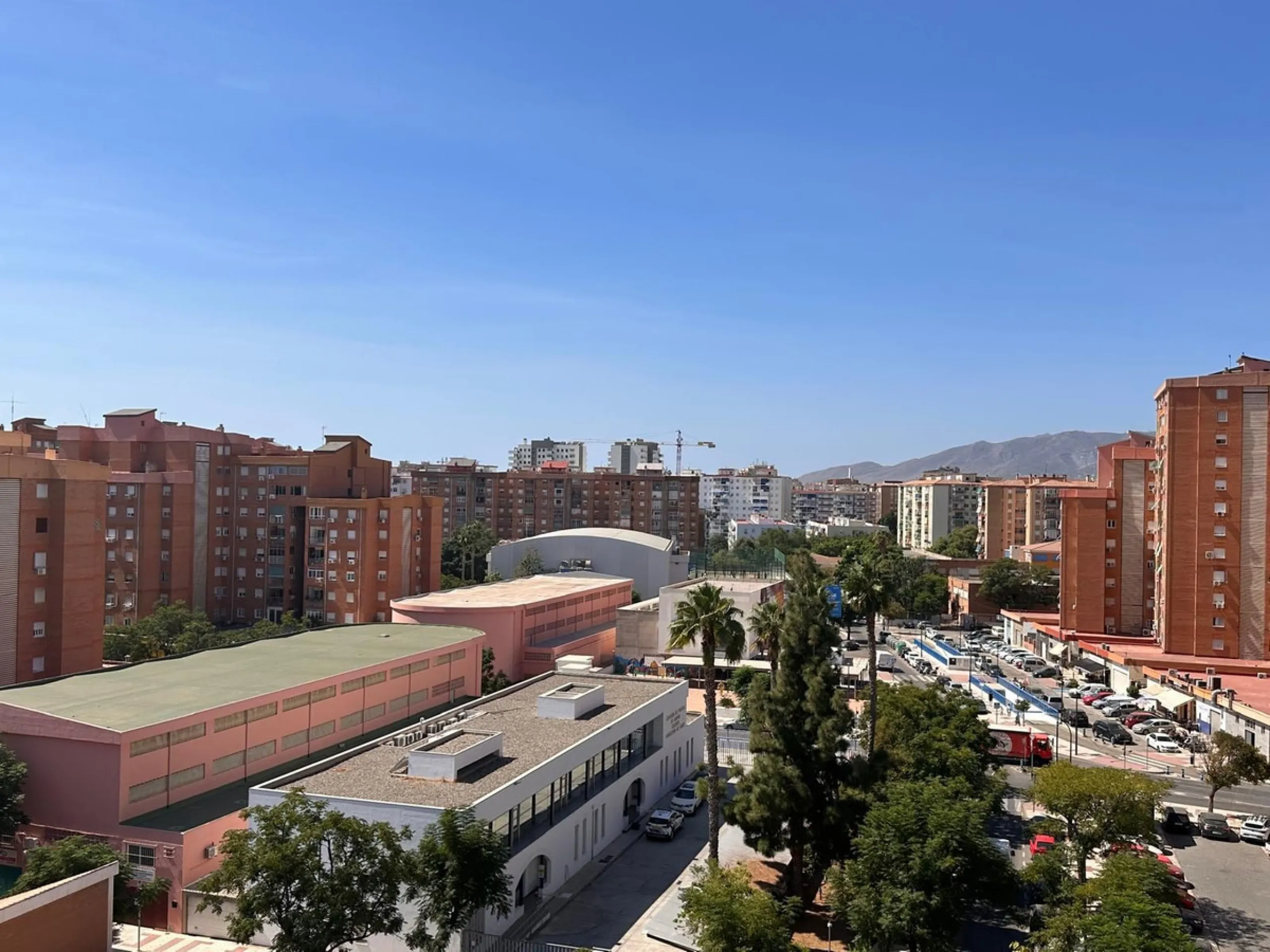 Discover your new home in the heart of Málaga! This spectacular 105 m² apartment in Torcal is the perfect option for those seeking comfort and style. With four spacious double bedrooms and two full bathrooms, this space has been completely renovated, offe