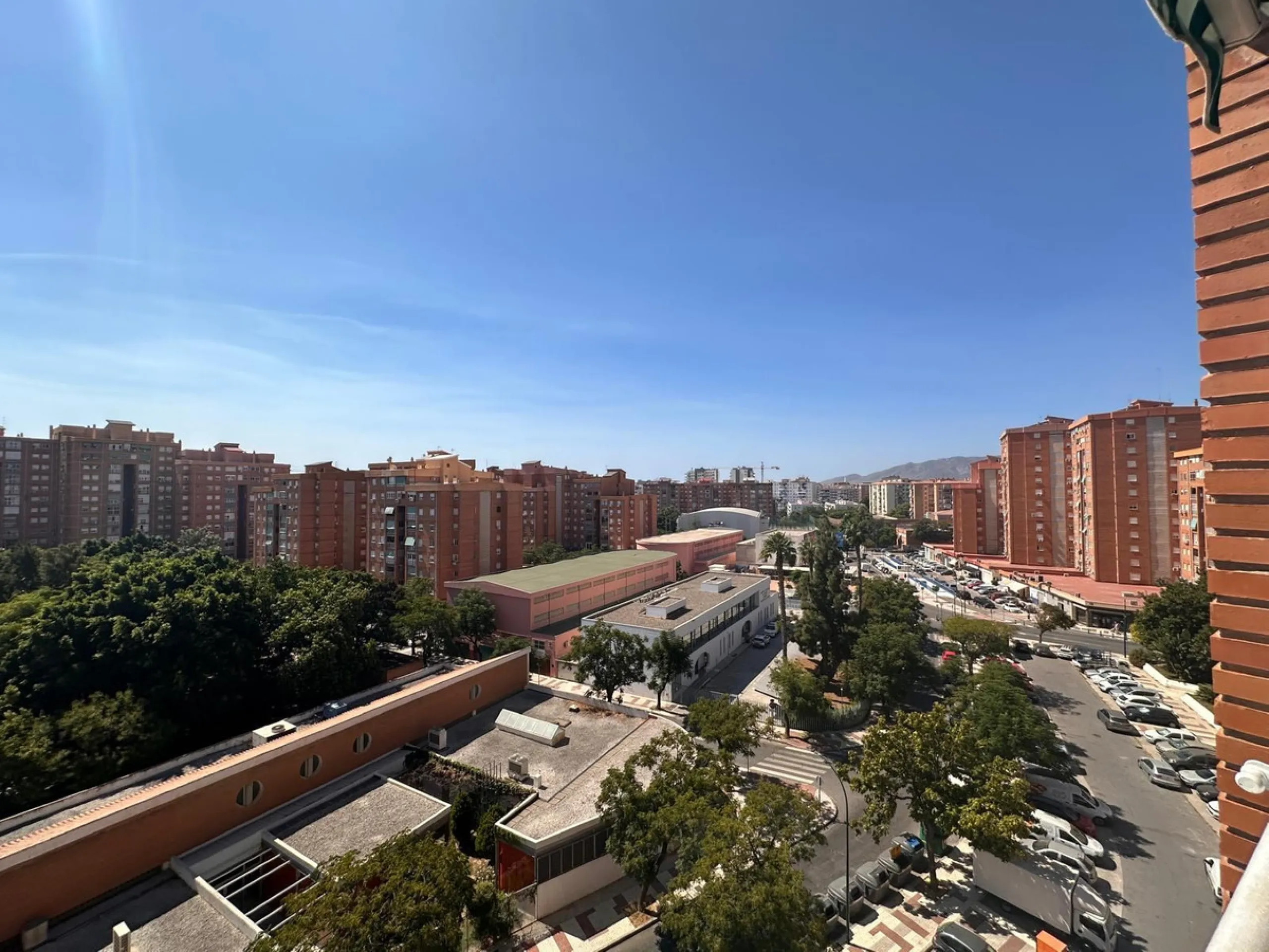 Discover your new home in the heart of Málaga! This spectacular 105 m² apartment in Torcal is the perfect option for those seeking comfort and style. With four spacious double bedrooms and two full bathrooms, this space has been completely renovated, offe