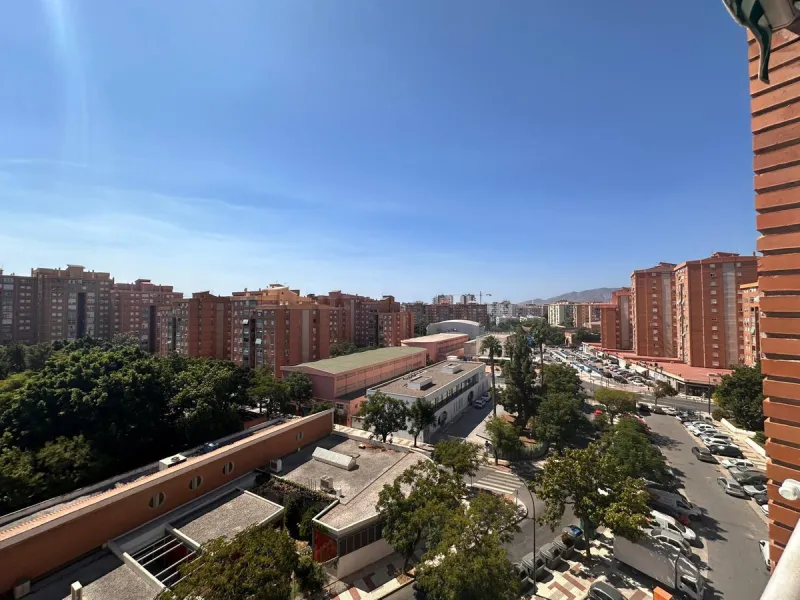 Discover your new home in the heart of Málaga! This spectacular 105 m² apartment in Torcal is the perfect option for those seeking comfort and style. With four spacious double bedrooms and two full bathrooms, this space has been completely renovated, offe