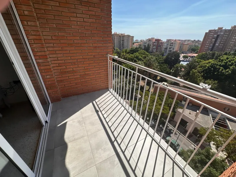 Discover your new home in the heart of Málaga! This spectacular 105 m² apartment in Torcal is the perfect option for those seeking comfort and style. With four spacious double bedrooms and two full bathrooms, this space has been completely renovated, offe