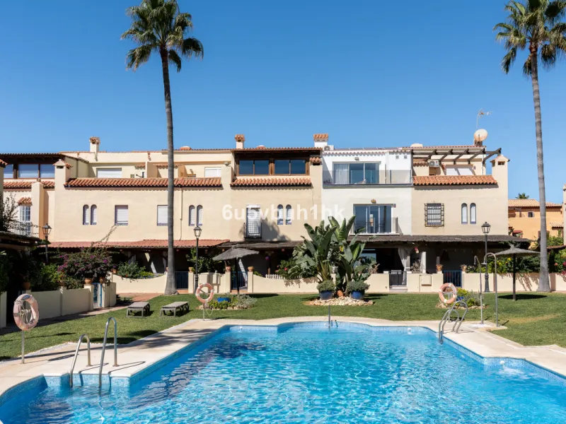 House - Townhouse в продаже в Casares, Málaga. В доме 3 спален и 3 ванных комнат. Площадь дома 167 м². Площадь участка 103 м²