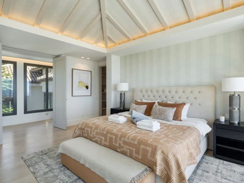 Villa Aguila is a remarkable villa for sale in Monte Halcones, Benahavís, offering a refined balance of modern elegance and timeless Andalusian character. Fully renovated in 2022, this three-story residence combines complete privacy with excellent connect