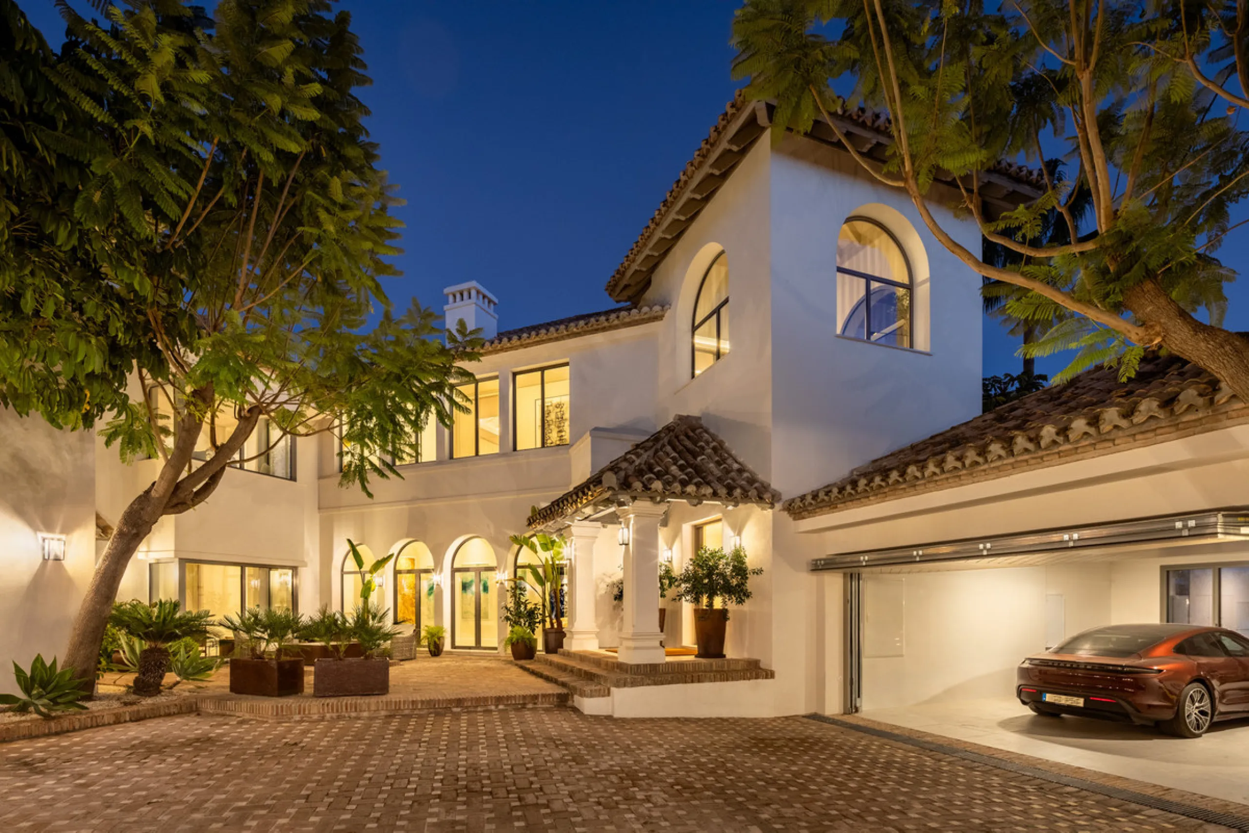 Villa Aguila is a remarkable villa for sale in Monte Halcones, Benahavís, offering a refined balance of modern elegance and timeless Andalusian character. Fully renovated in 2022, this three-story residence combines complete privacy with excellent connect
