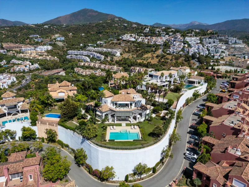 Villa Aguila is a remarkable villa for sale in Monte Halcones, Benahavís, offering a refined balance of modern elegance and timeless Andalusian character. Fully renovated in 2022, this three-story residence combines complete privacy with excellent connect