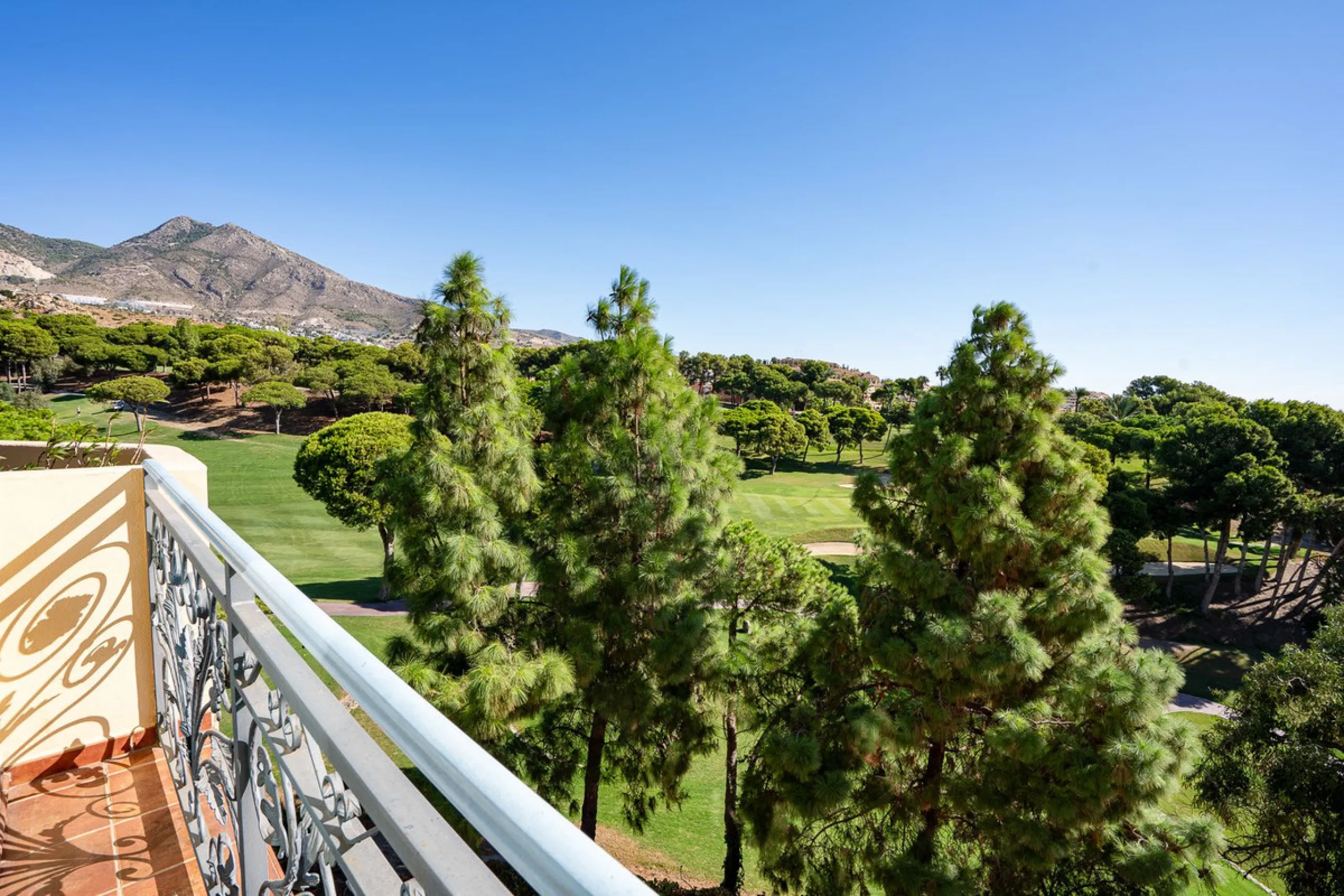 Apartment - Penthouse Duplex в продаже в Benalmadena, Málaga. В доме 5 спален и 3 ванных комнат. Площадь дома 336 м²