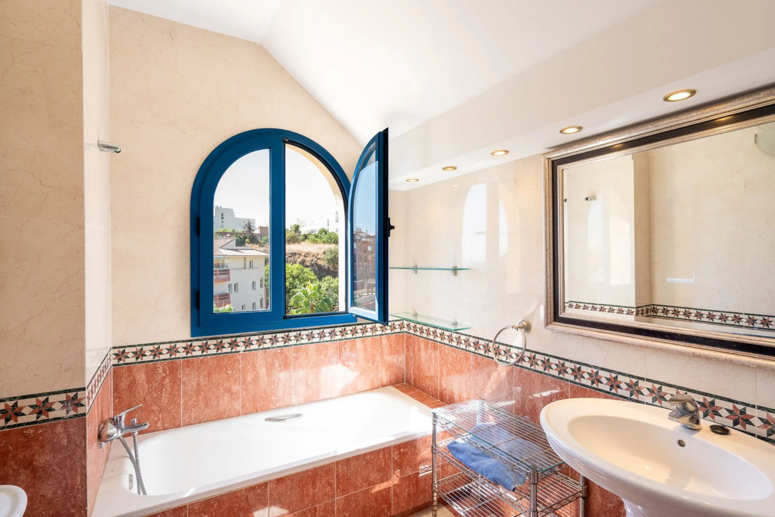Apartment - Penthouse Duplex в продаже в Benalmadena, Málaga. В доме 5 спален и 3 ванных комнат. Площадь дома 336 м²