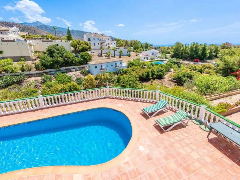 Stunning 5-Bedroom Villa with Separate Apartment in Exclusive Cortijos San Rafael