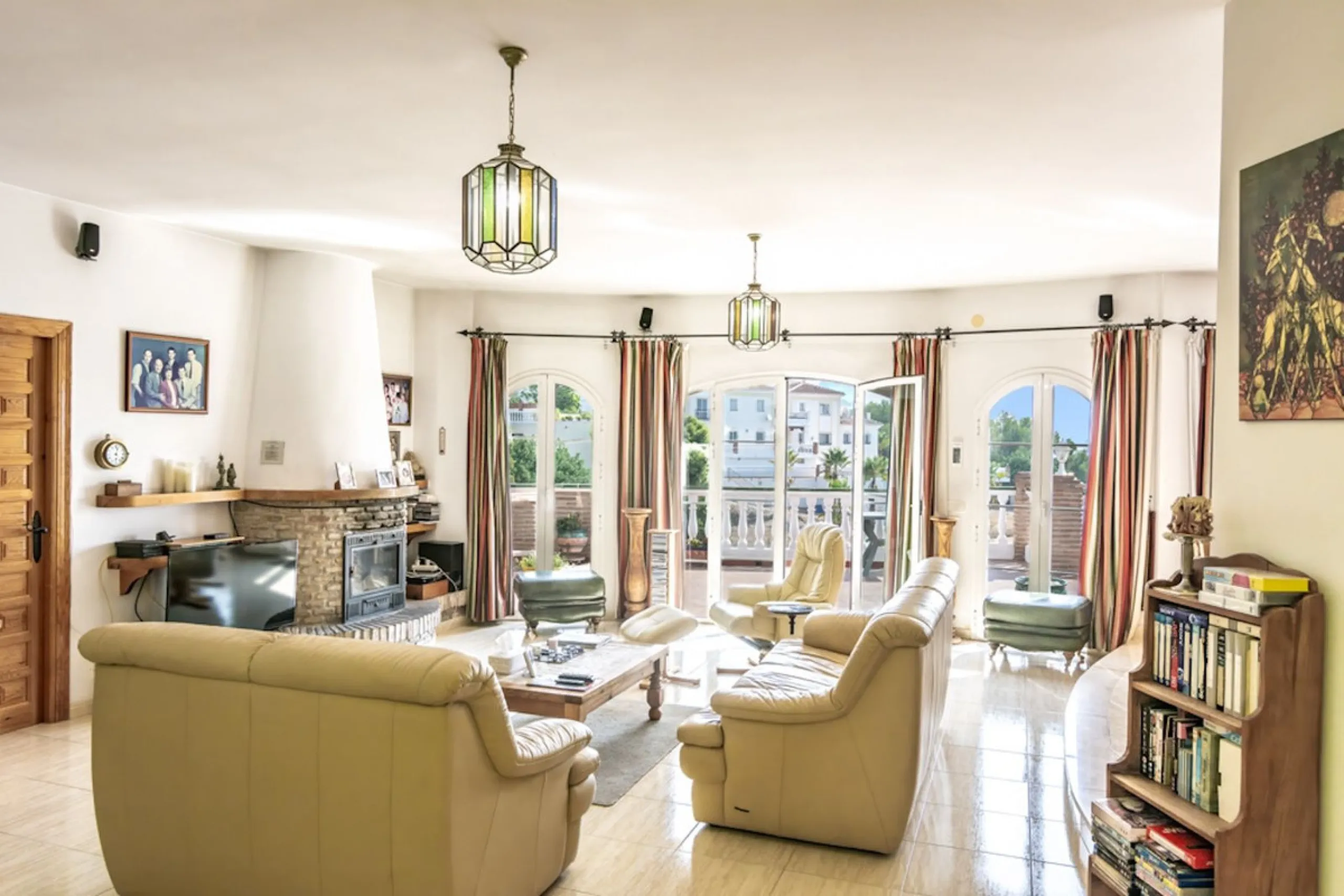 Stunning 5-Bedroom Villa with Separate Apartment in Exclusive Cortijos San Rafael