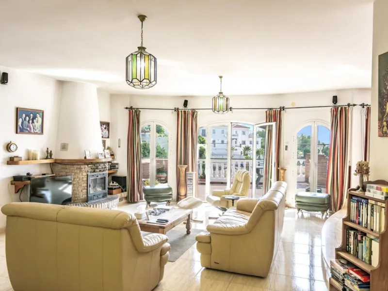 Stunning 5-Bedroom Villa with Separate Apartment in Exclusive Cortijos San Rafael