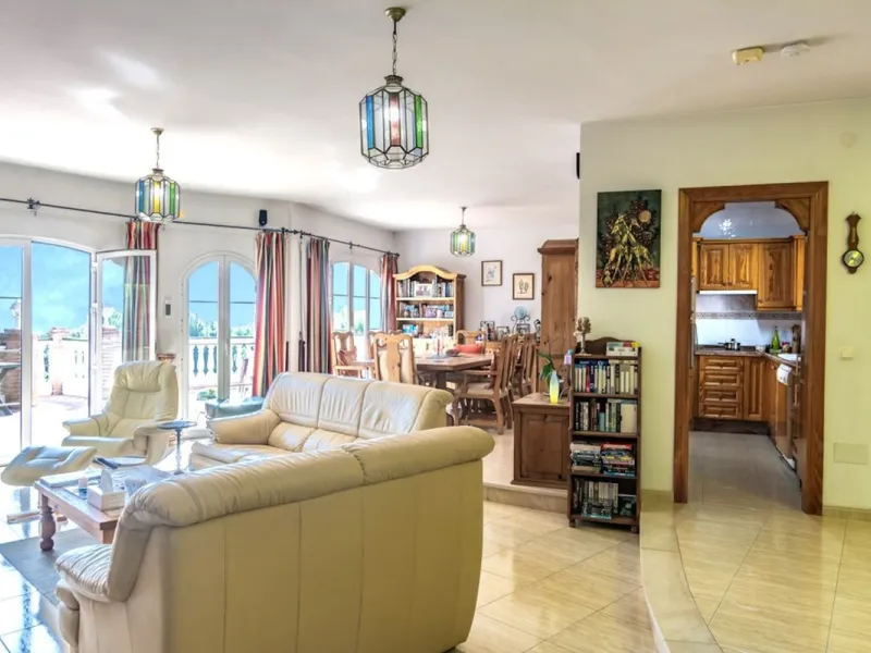 Stunning 5-Bedroom Villa with Separate Apartment in Exclusive Cortijos San Rafael