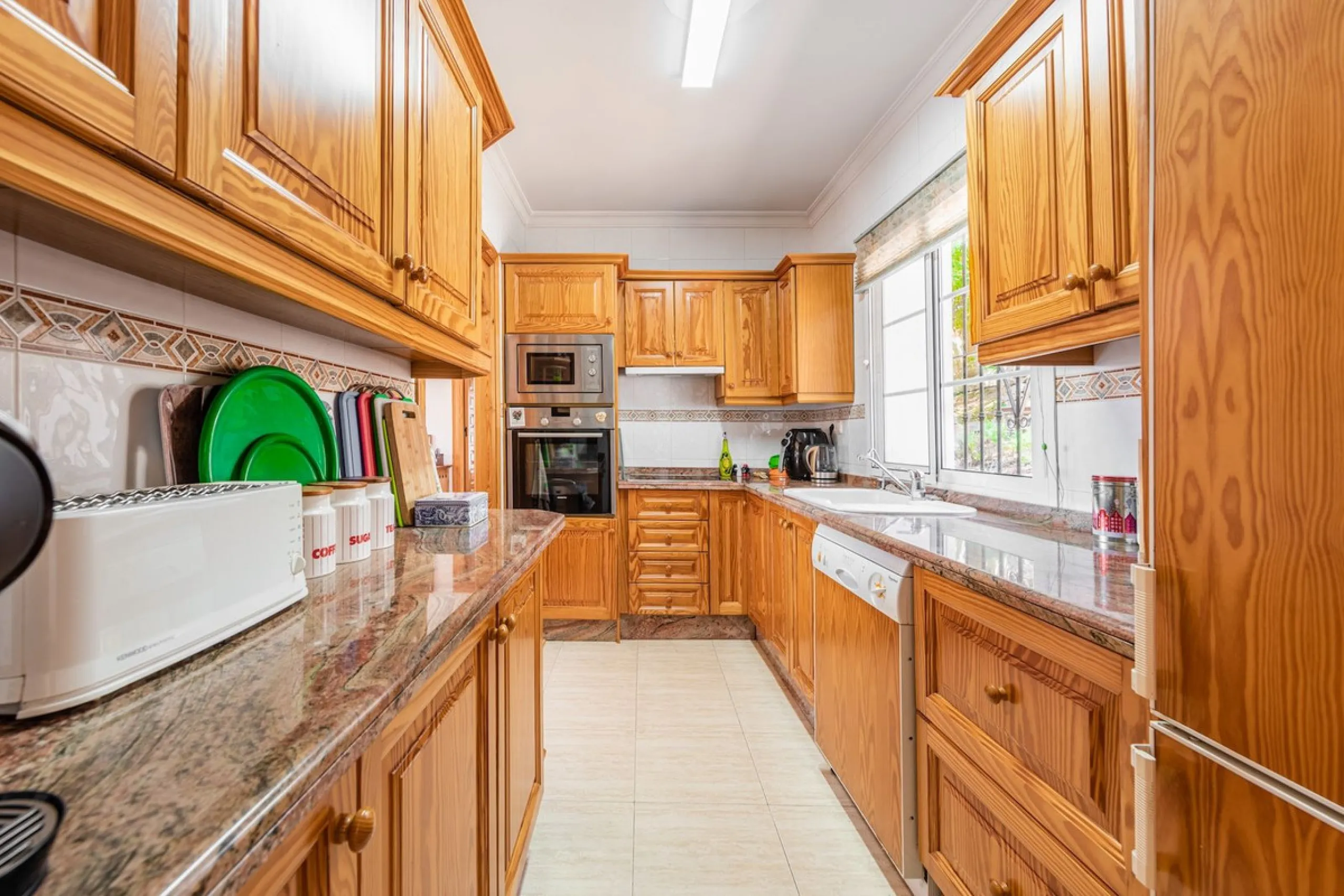 Stunning 5-Bedroom Villa with Separate Apartment in Exclusive Cortijos San Rafael