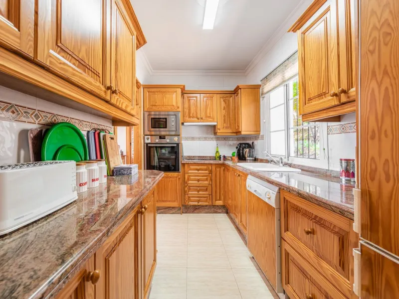 Stunning 5-Bedroom Villa with Separate Apartment in Exclusive Cortijos San Rafael
