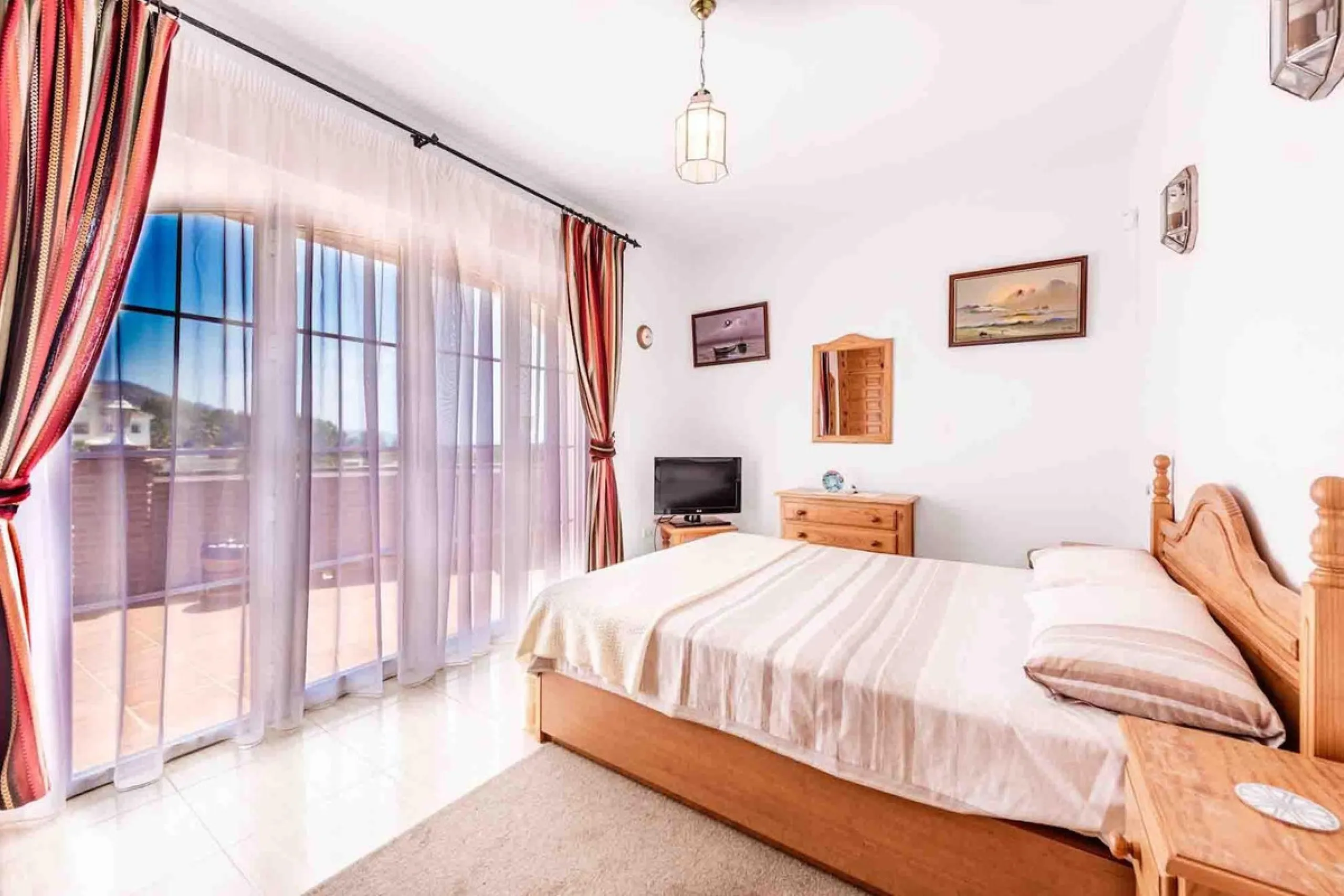 Stunning 5-Bedroom Villa with Separate Apartment in Exclusive Cortijos San Rafael