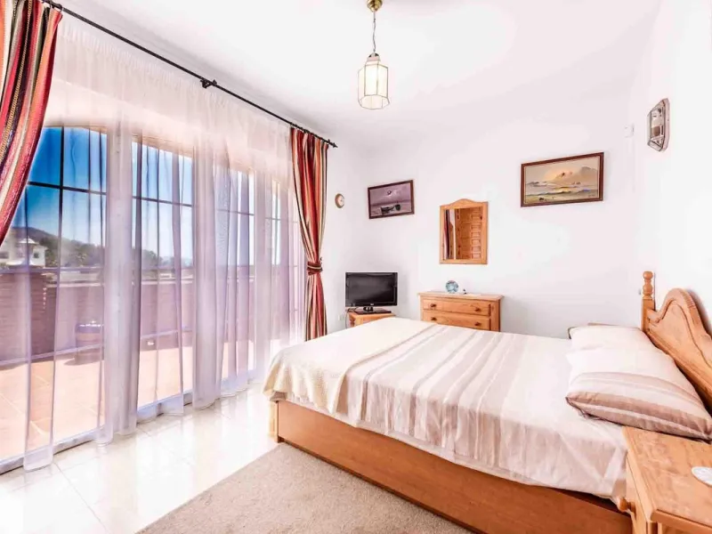 Stunning 5-Bedroom Villa with Separate Apartment in Exclusive Cortijos San Rafael