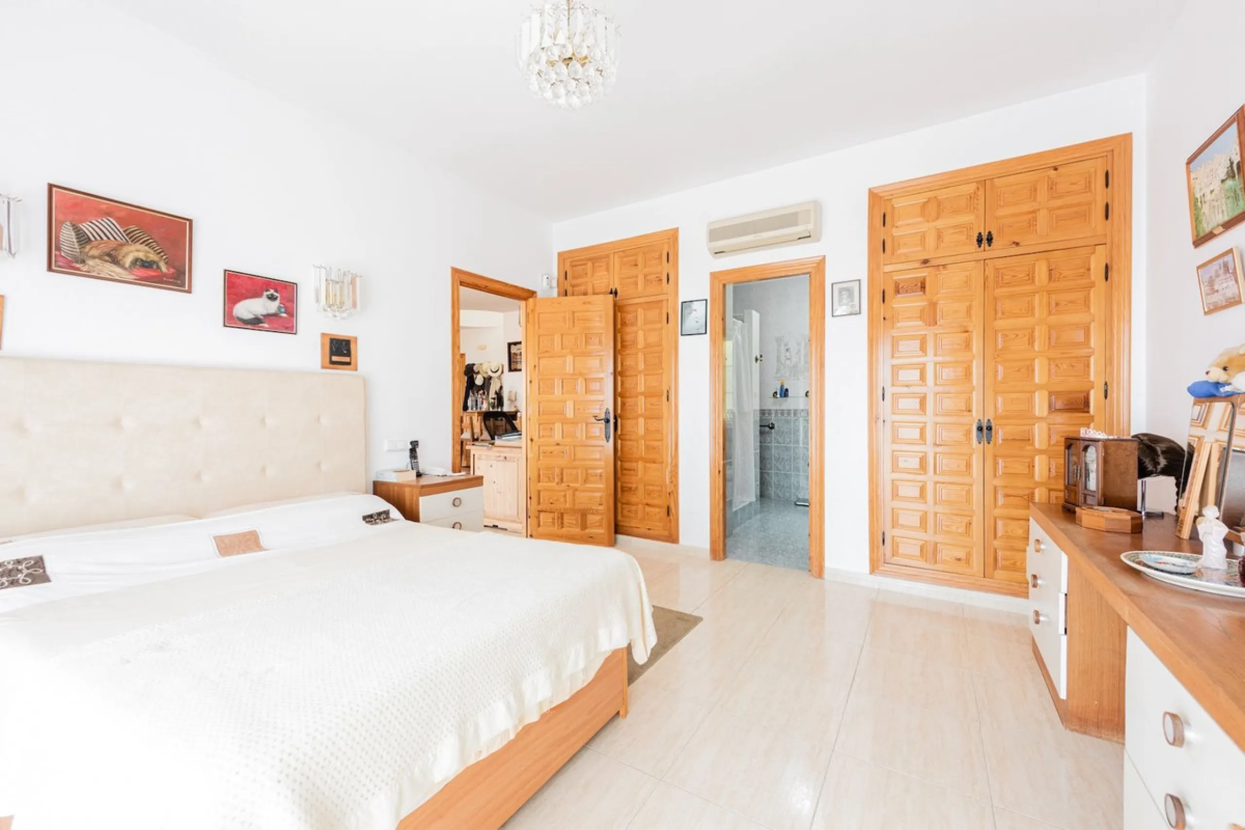 Stunning 5-Bedroom Villa with Separate Apartment in Exclusive Cortijos San Rafael