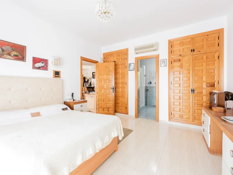 Stunning 5-Bedroom Villa with Separate Apartment in Exclusive Cortijos San Rafael