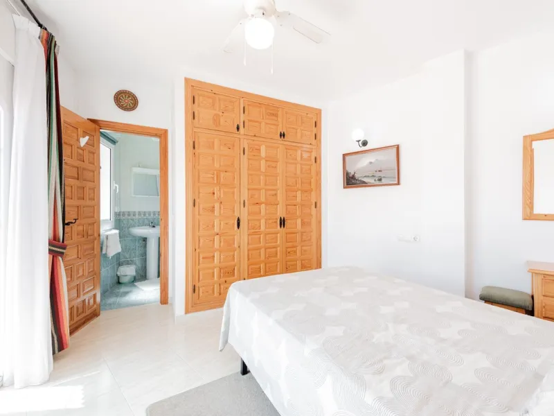 Stunning 5-Bedroom Villa with Separate Apartment in Exclusive Cortijos San Rafael