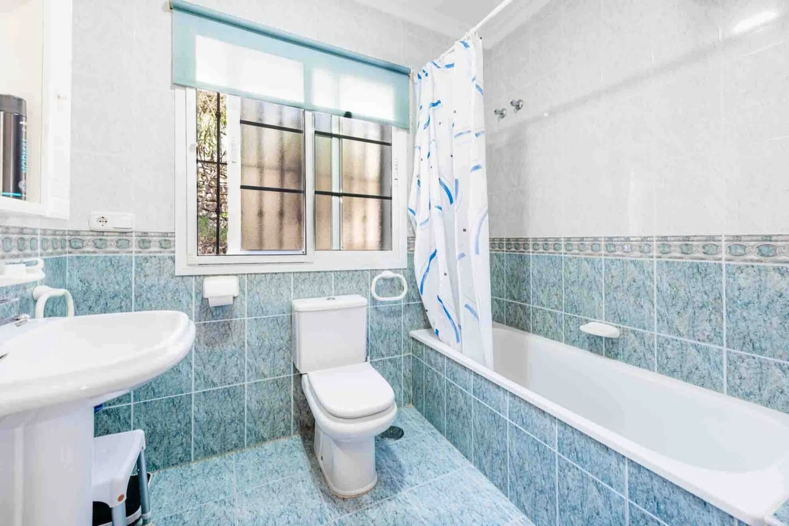 Stunning 5-Bedroom Villa with Separate Apartment in Exclusive Cortijos San Rafael
