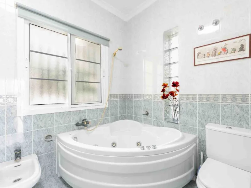 Stunning 5-Bedroom Villa with Separate Apartment in Exclusive Cortijos San Rafael