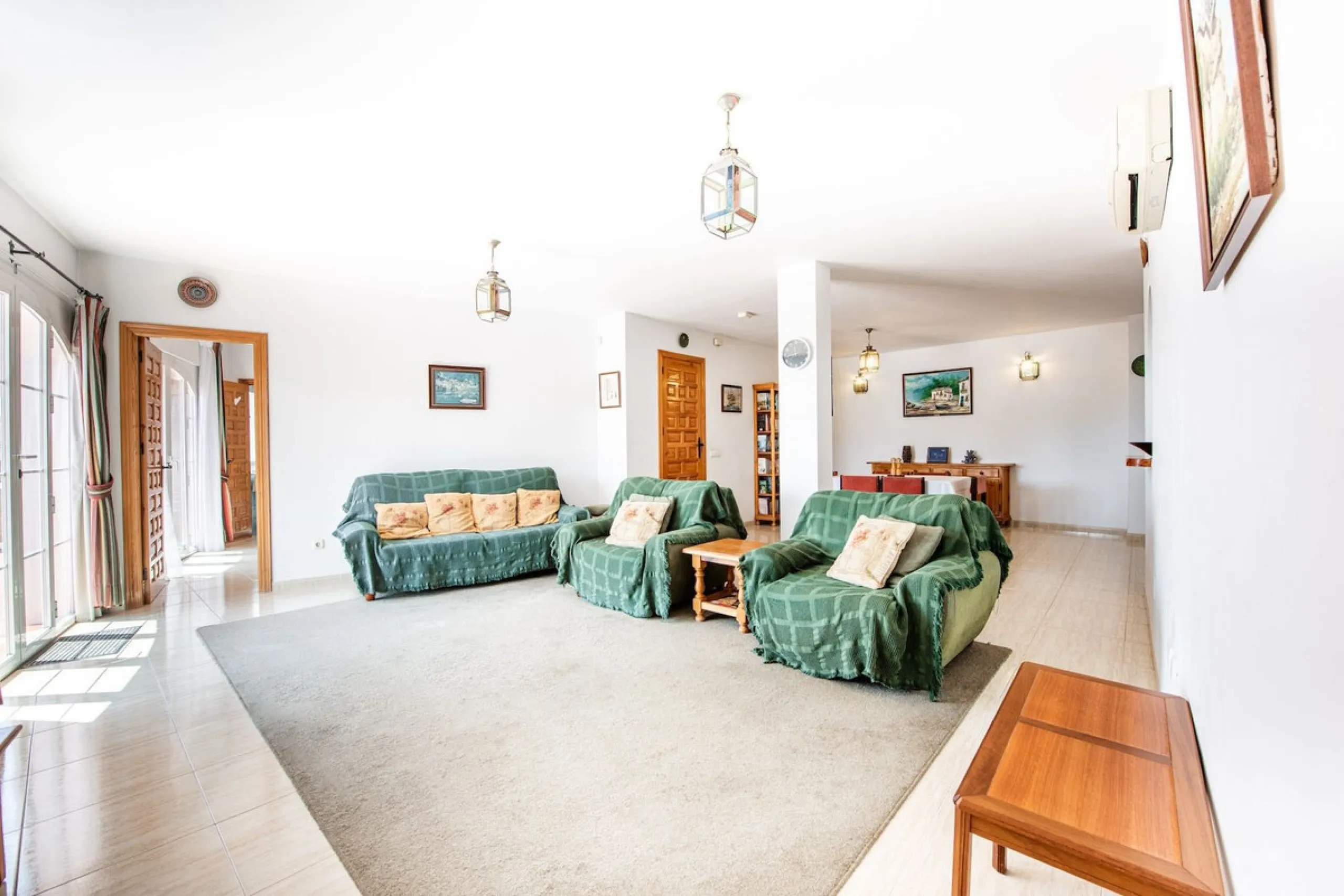 Stunning 5-Bedroom Villa with Separate Apartment in Exclusive Cortijos San Rafael