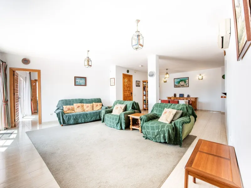 Stunning 5-Bedroom Villa with Separate Apartment in Exclusive Cortijos San Rafael