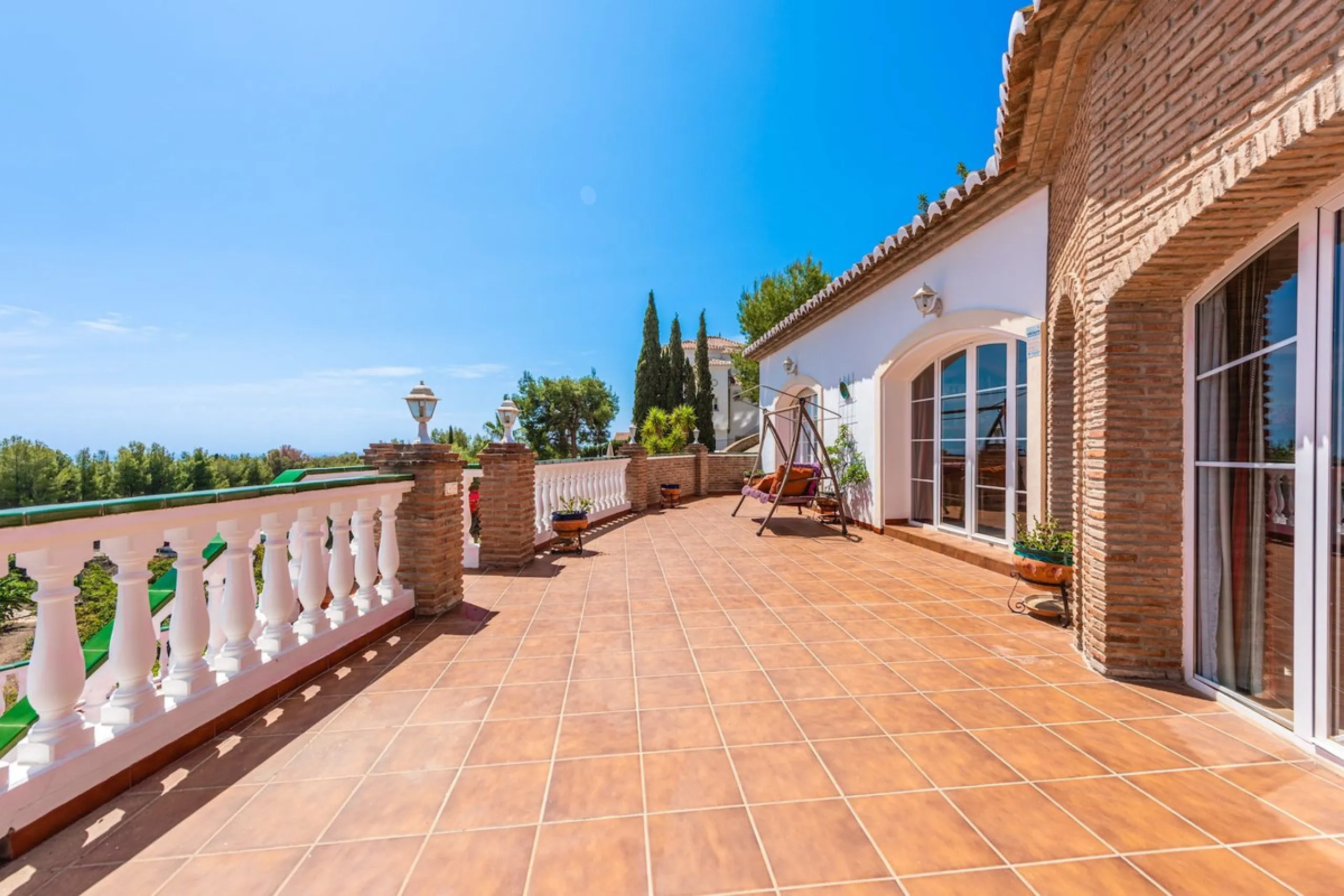 Stunning 5-Bedroom Villa with Separate Apartment in Exclusive Cortijos San Rafael