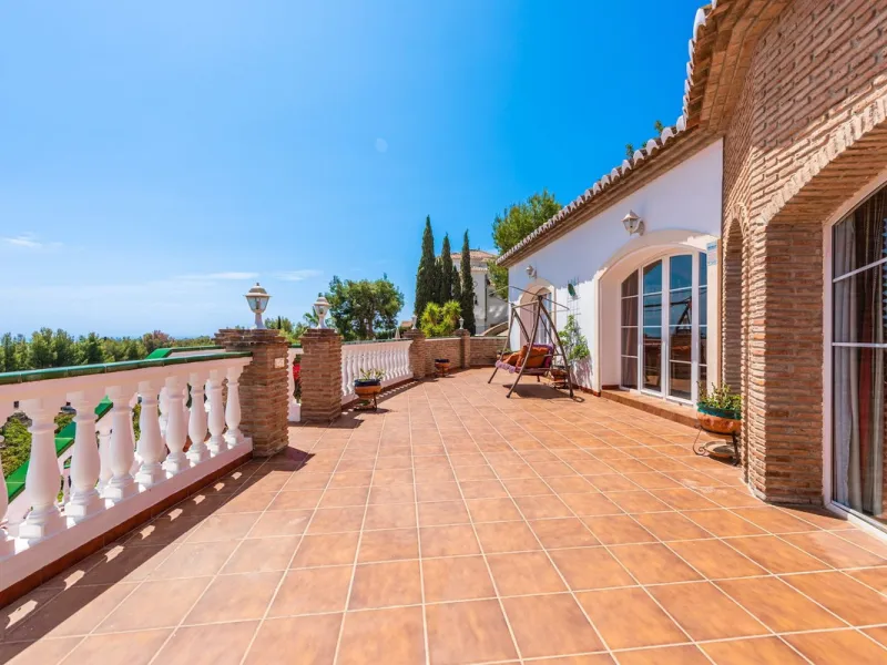 Stunning 5-Bedroom Villa with Separate Apartment in Exclusive Cortijos San Rafael