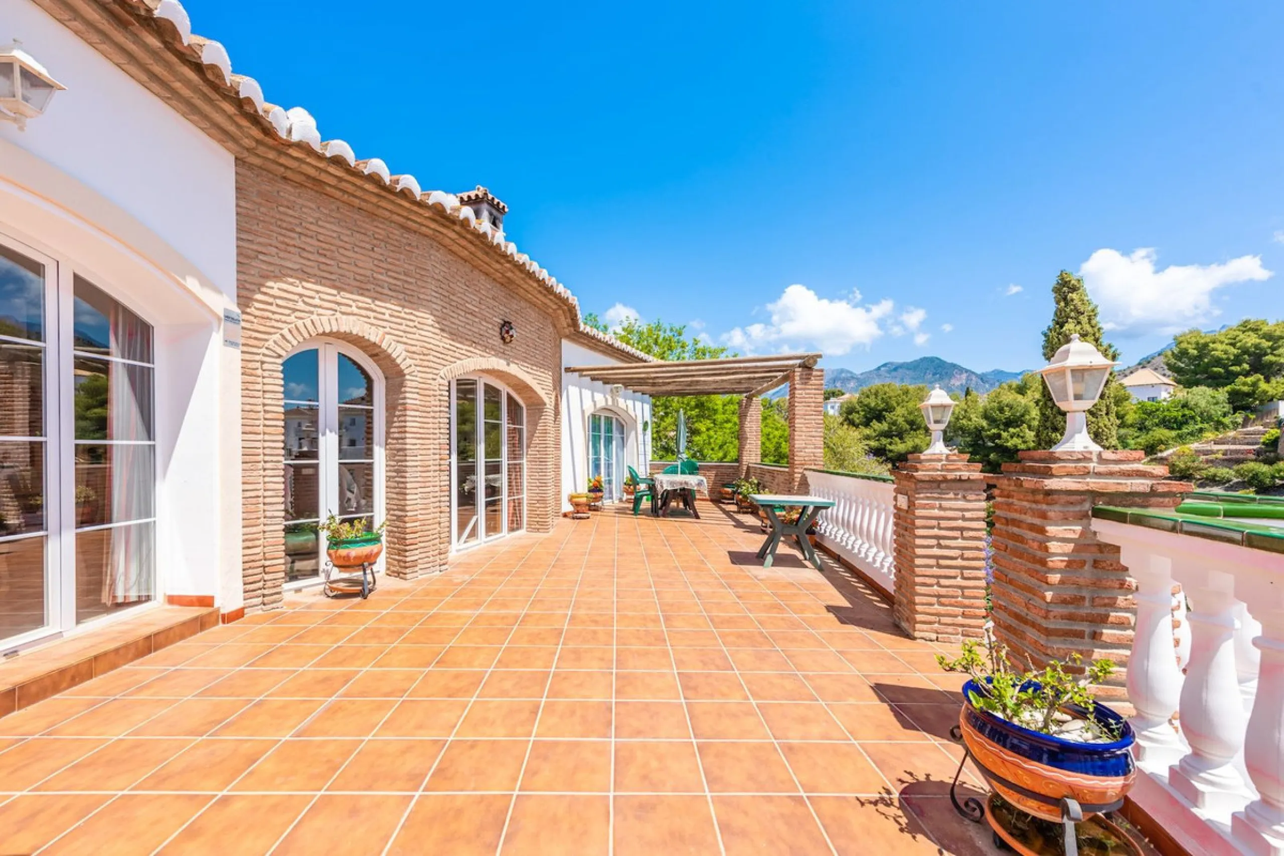 Stunning 5-Bedroom Villa with Separate Apartment in Exclusive Cortijos San Rafael