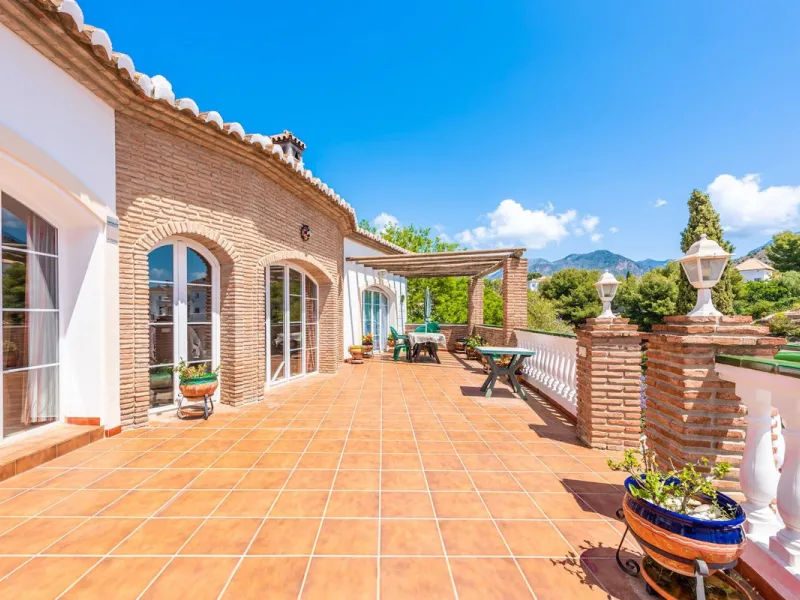 Stunning 5-Bedroom Villa with Separate Apartment in Exclusive Cortijos San Rafael