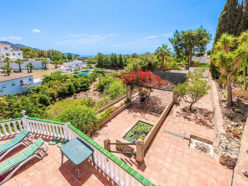Stunning 5-Bedroom Villa with Separate Apartment in Exclusive Cortijos San Rafael