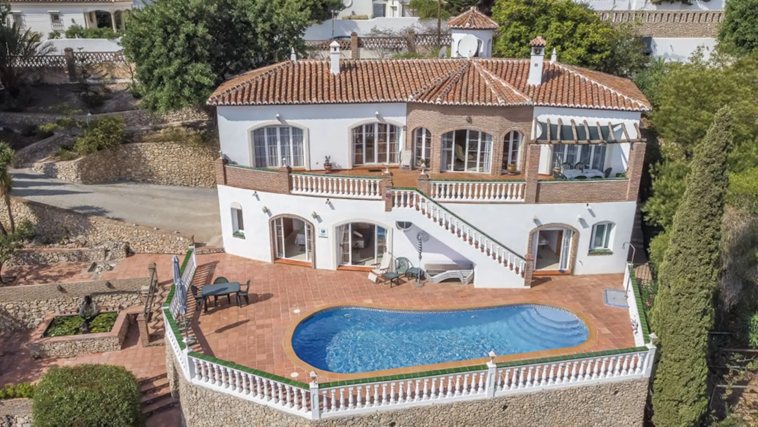 Stunning 5-Bedroom Villa with Separate Apartment in Exclusive Cortijos San Rafael